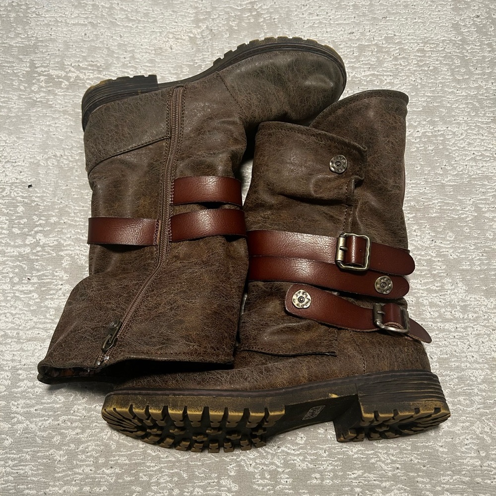 Mid-calf boot